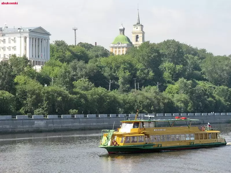 Теплоход «Москва-42» и Собор Спаса Преображения в Перми Теплоход «Москва-42» и Собор Спаса Преображения в Перми