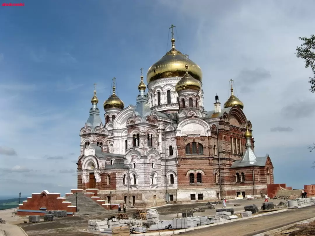 Крестовоздвиженский собор Белогорского монастыря около Перми Крестовоздвиженский собор Белогорского монастыря около Перми