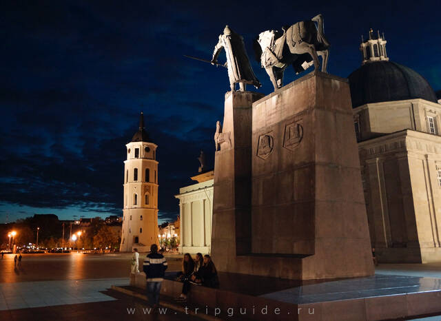 Кафедральная площадь Вильнюса ночью