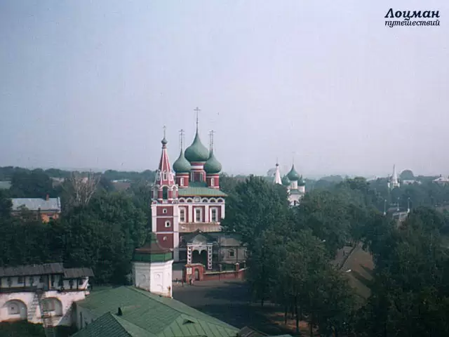 Церковь Михаила Архангела в Ярославле, вид со звонницы монастыря Церковь Михаила Архангела в Ярославле, вид со звонницы монастыря