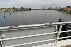 Мост Юлианы через реку Заан — стрелки показывают куда бежать, когда он разводится