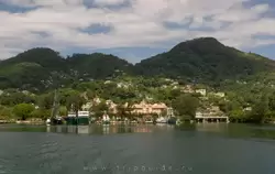Вид с теплохода на Викторию — столицу Сейшельских островов