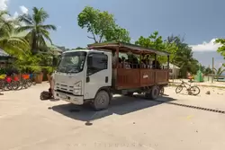 Грузовик с открытым кузовом для перевозки туристов на пляж Анс Сурс д’Аржан
