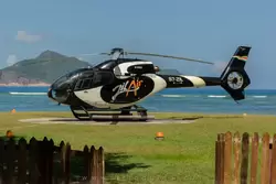 На остров Ла-Диг можно добраться вот таким вертолётом