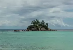 Безымянный остров напротив пляжа Анс Роял