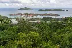 Искусственный стров Иден (который ближе) — единственное место на Сейшелах где иностранцы могут покупать недвижимость
