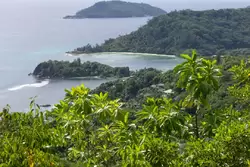 Остров где снимается проект «Дом-2» на Сейшелах (на переднем плане)