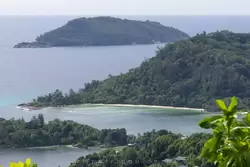 Остров Консепшн (на заднем плане) на Сейшелах
