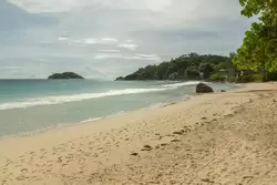 Большой пляж (Grand Anse) — купаться запрещено